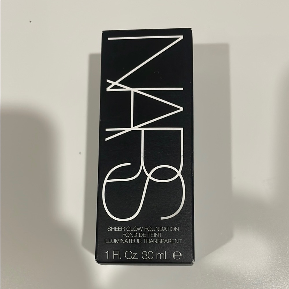 NARS Sheer Glow Foundation - With Additional Pump Shade Deauville light 4